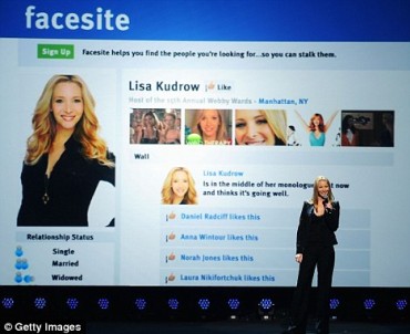 Voditeljica Lisa Kudrow ismijavala je Facebook