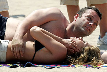 Aniston&Vaughn pipkaju se na plaži... - Hot Spot